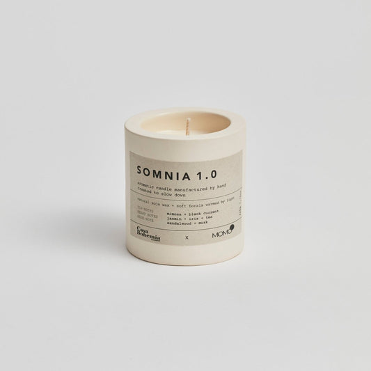 Vela aromática Somnia 1.0 de Momo Cotton en recipiente crema con cera de soja natural sobre fondo blanco