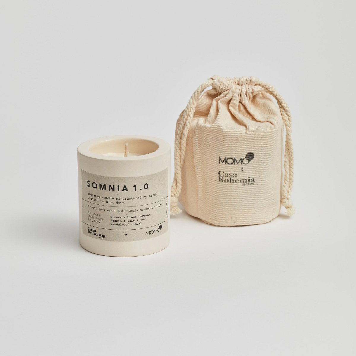 Vela aromática Somnia 1.0 con bolsa de cordón crema de Momo y Casa Bohemia sobre fondo blanco