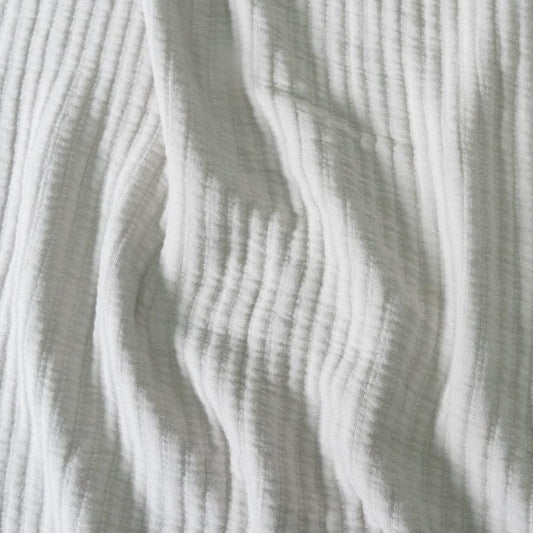 Manta Puro Bambu blanca con textura acolchada y acabado suave lavado