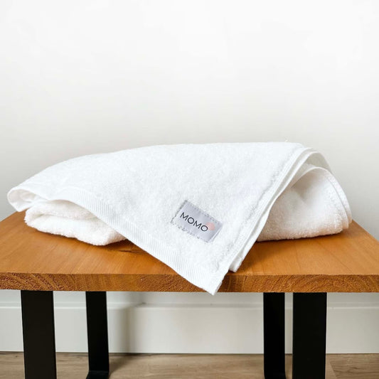 Toalla de mano de bambú blanco en banco – suave, absorbente y sostenible