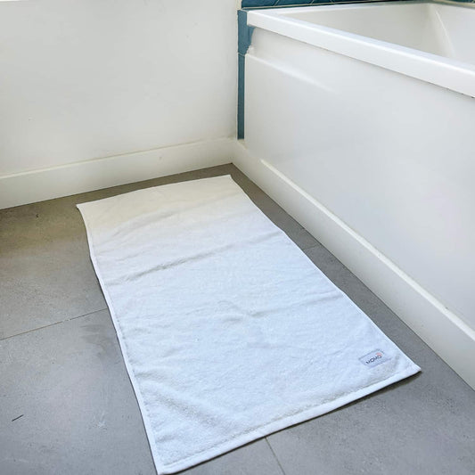 Tapete de baño de bambú blanco – suave, absorbente y sostenible