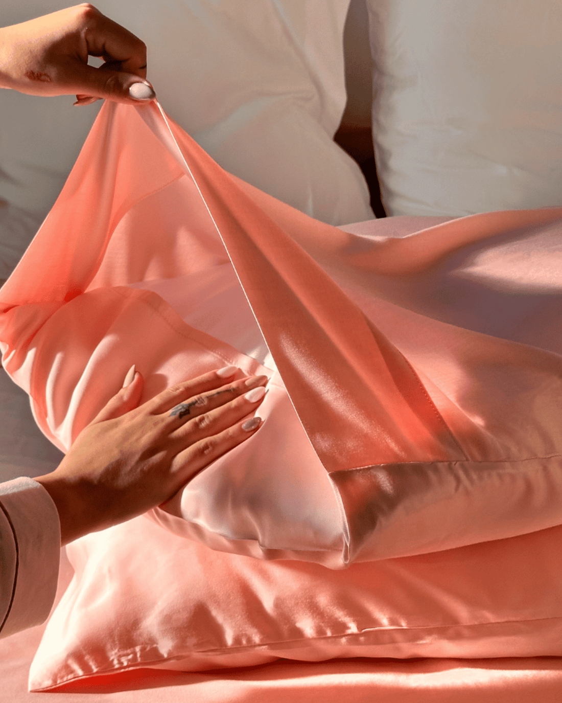 Mano cerrando un sobre rosa con cierre simple y eficiente