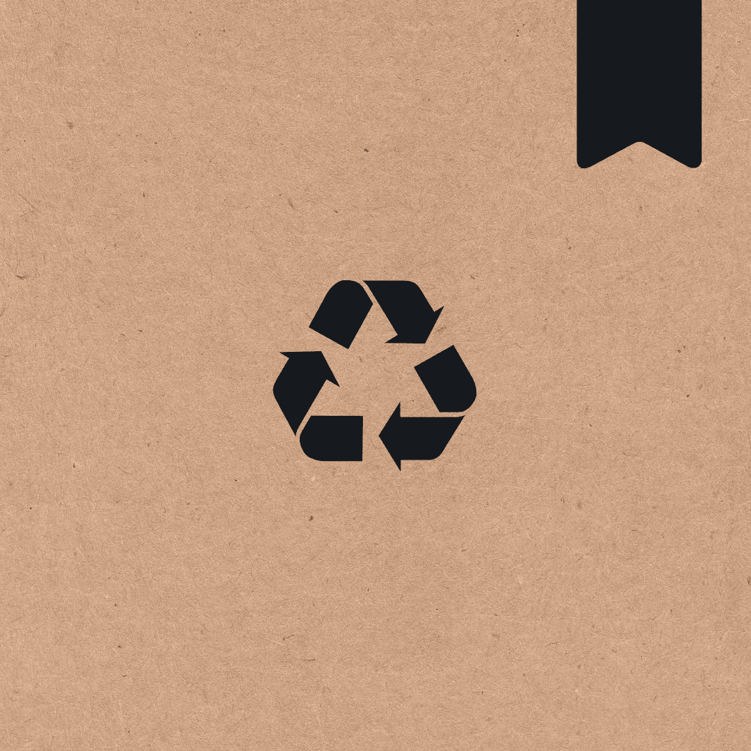 Símbolo de reciclaje en cartón kraft, representando la sostenibilidad del bambú