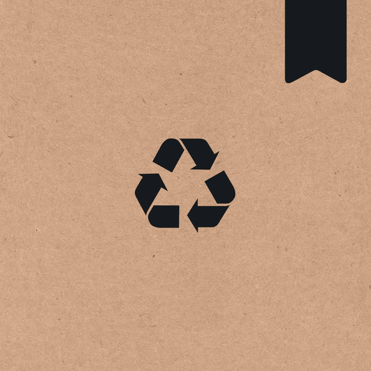 Símbolo de reciclaje en cartón kraft, representando la sostenibilidad del bambú
