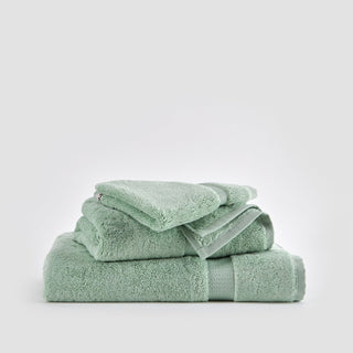 Conjunto de toallas de bambú Alba en verde claro apiladas sobre fondo blanco