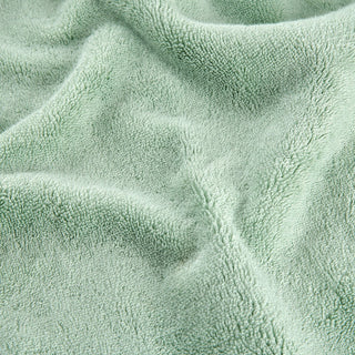 Juego de toallas de bambú verde mostrando detalle de textura suave del tejido en vista de cerca