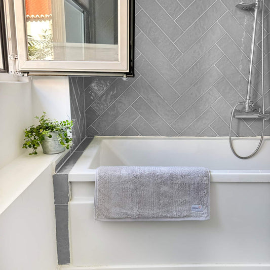Grey bamboo bath mat in shower – soft, absorbent and quick-drying for daily comfort