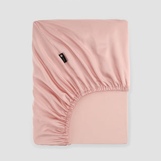 Sábana bajera ajustable rosa bambú by Momo Cotton – tejido satén 300 hilos, suave, transpirable y sostenible.