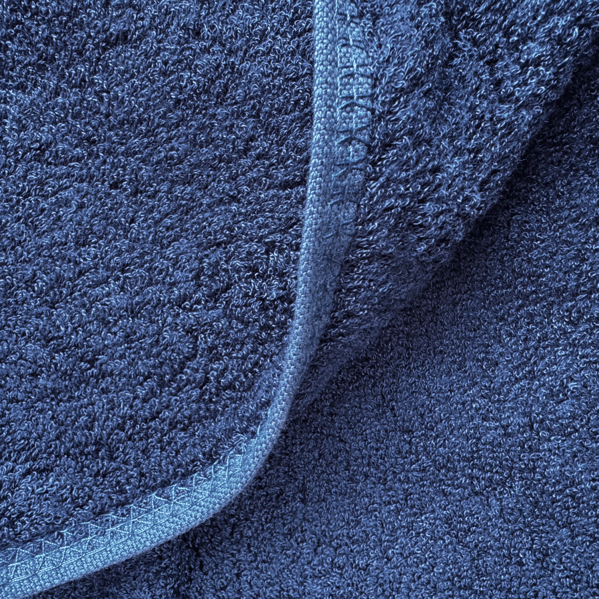 Detalle de textura de toalla de bambú azul – suave, absorbente y sostenible