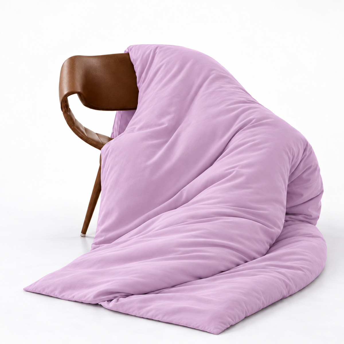 Funda de edredón rosa de bambú satinado en silla marrón con patrón de ondas suaves