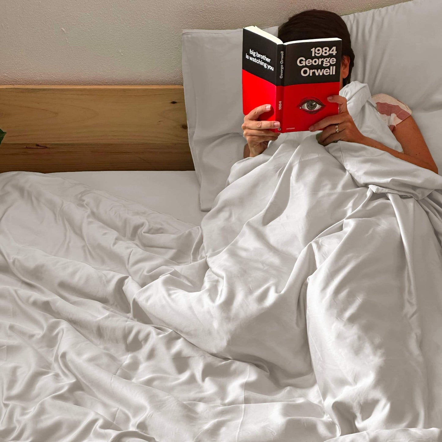 White bamboo duvet set with book – duvet and pillows, soft, breathable and sustainable bedding
